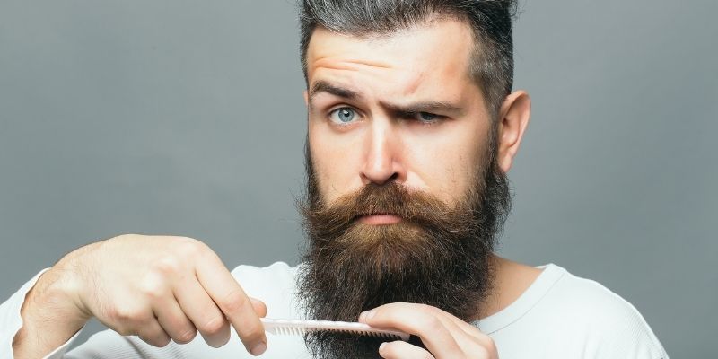 Hombre peinando su barba 